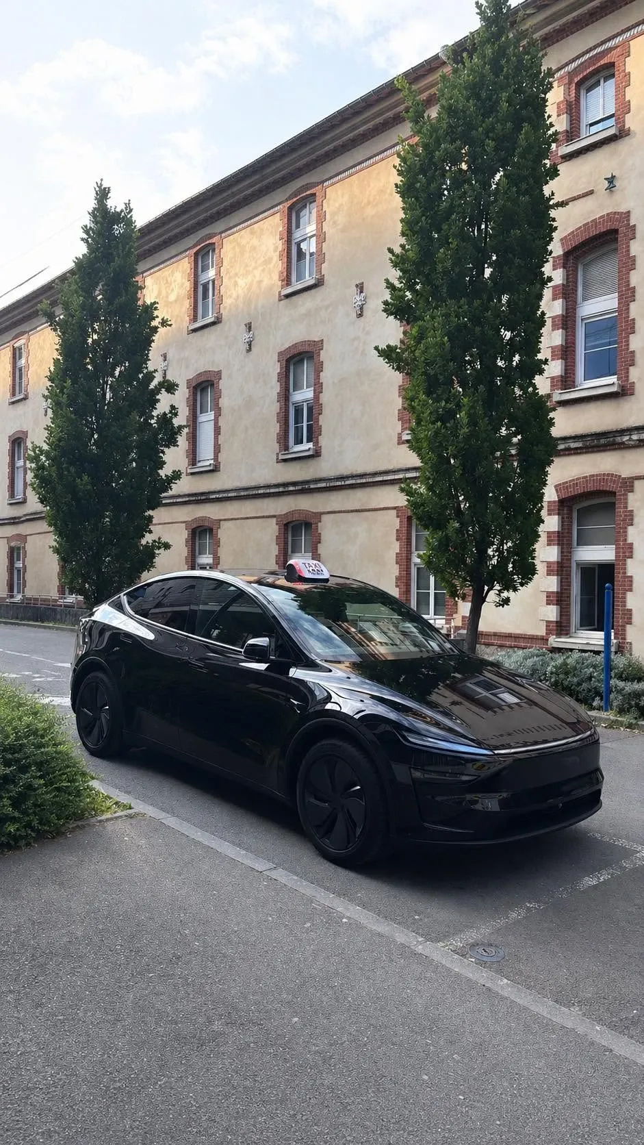 Tesla Model Y — TSN Taxi 35